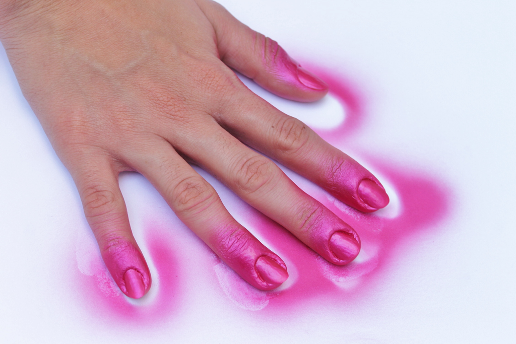 Esmalte spray foi criado para facilitar a manicure