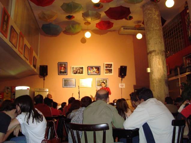 Antes da peça começar: a dica é aguardar no barzinho do teatro Antes da peça começar: a dica é aguardar no barzinho do teatro