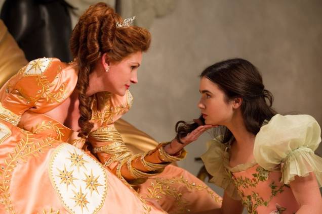 Espelho, Espelho Meu: Julia Roberts e Lily Collins interpretam a Rainha Má e Branca de Neve, respectivamente