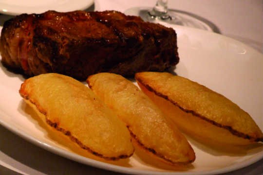 Bife de Chorizo com Batata Sufle, do Estación Sur Bife de Chorizo com Batata Sufle, do Estación Sur