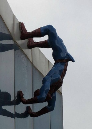 Estátua de Homem-Aranha com ereção provoca escândalo em shopping coreano |  VEJA SÃO PAULO