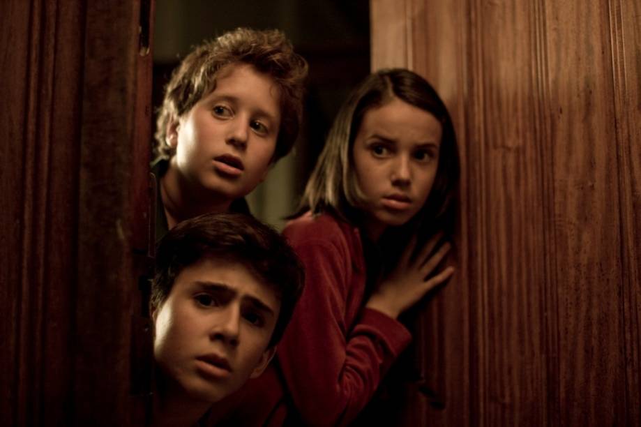 O trio de amigos Eugênio (Lucas Cotrim), Frida (Rafaela Victor) e Cebola (Victor Froiman) aprontam todas no filme Eu e Meu Guarda-Chuva