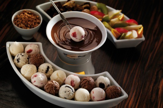 European fondue: fondue de chocolate com pequenas bolas de sabores sortidos do sorvete Häagen-Dazs