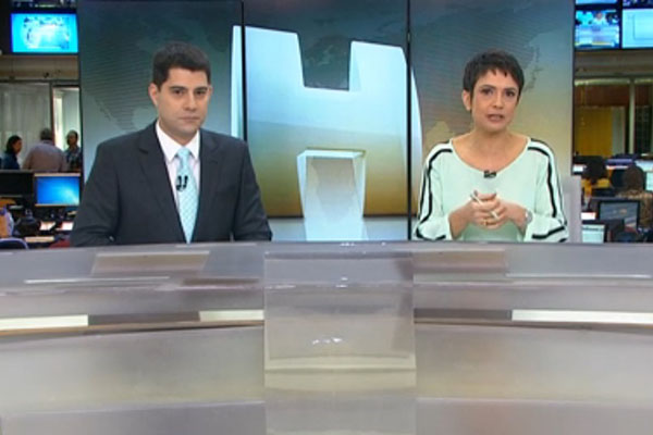 Sandra Annenberg chama o colega de bancada Evaristo Costa de ‘lindão’ durante o ‘Jornal Hoje’; assista