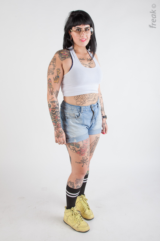 Evie: exibe tatuagens e modificadores corporais. É body piercer e tatuadora. (Foto: Reprodução/Freak Models)