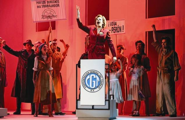 Paula Capovilla, como Evita Perón: conjunto histórico valorizado em montagem ágil