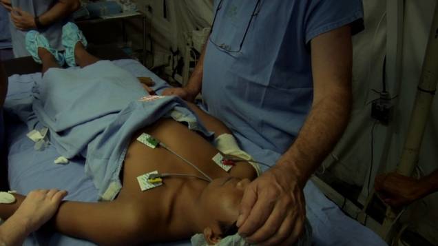 Paciente em operação: cena do documentário Expedicionários