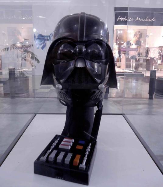 Para os fãs de Star Wars: máscara de Darth Vader é um dos itens expostos