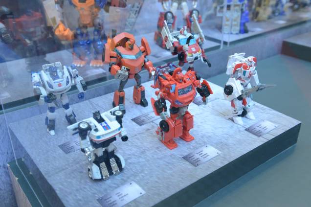Uma coleção de figuras Transformers conta com brinquedos desde o surgimento da marca até os dias atuais