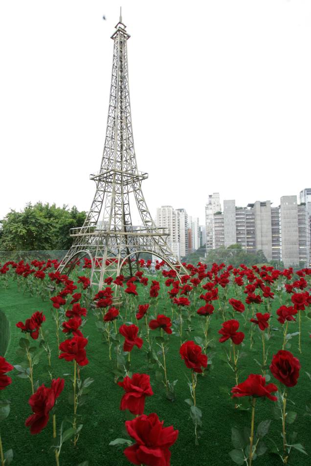 Uma Torre Eiffel faz homenagem ao escritor francês