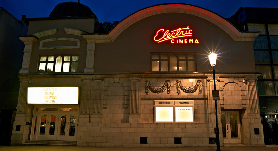 Um cinema com camas no lugar de poltronas. Sabe onde fica?