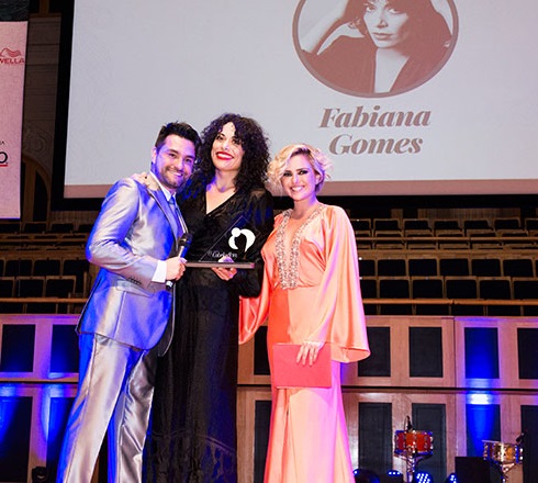 André Sartori (beauty artist e mestre de cerimônias), Fabiana Gomes (ganhadora da categoria Melhor Maquiador) e Nathália Rodrigues (atriz que entregou o prêmio)