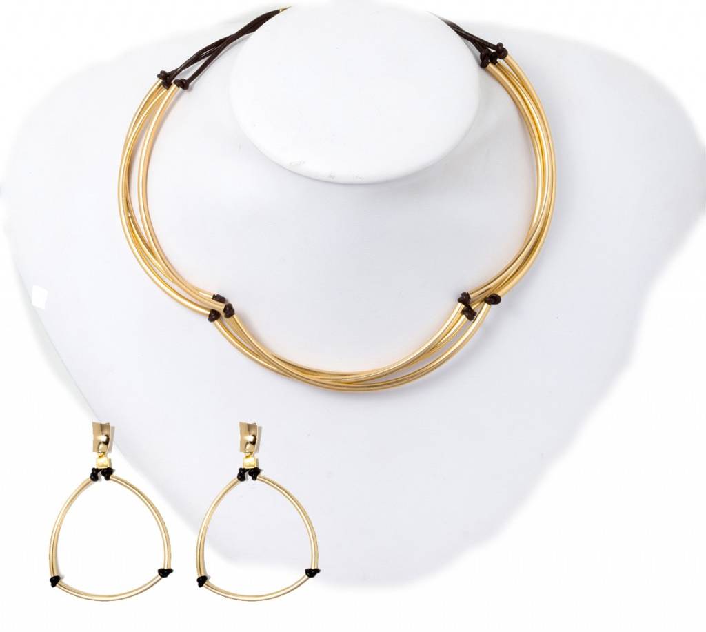 Colar Conectada, de Fabiana Caterina. Preço sugerido: R$ 89. (o par de brincos que faz conjunto custa R$ 48). As peças são banhadas em ouro