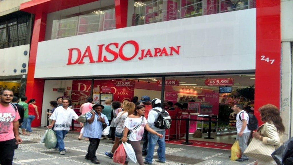 Fachada da loja Daiso: agora, também na internet (Foto: Reprodução/YouTube)