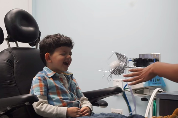 Fada dos dentes surpreende crianças em consultório odontológico na pegadinha mais fofa da história; assista