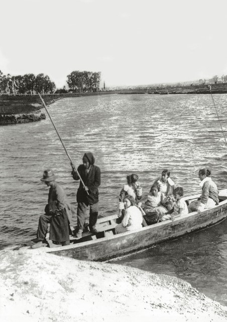 Família faz a travessia de barco, em 1937: o trajeto original era mais sinuoso (Foto: Reprodução)