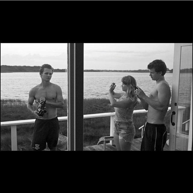Um momento em família em imagem feita dois anos atrás. Ansel está com os irmãos
