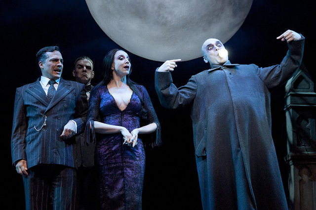 	Gomez, Morticia e Fester, papéis de Daniel Boaventura, Marisa Orth e Claudio Galvan, no musical A Família Addams