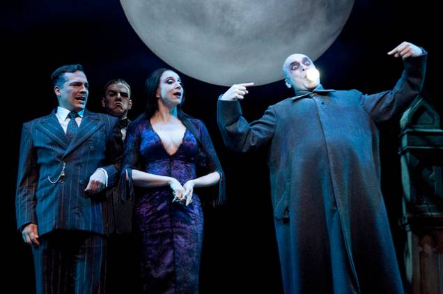 	Gomez, Morticia e Fester, papéis de Daniel Boaventura, Marisa Orth e Claudio Galvan, no musical A Família Addams