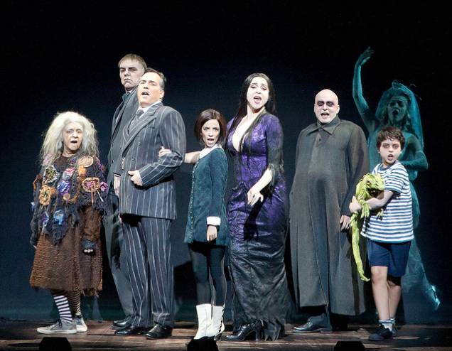 O elenco do musical A Família Addams