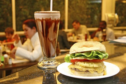  Hambúrger e milk-shake do restaurante Família Burger