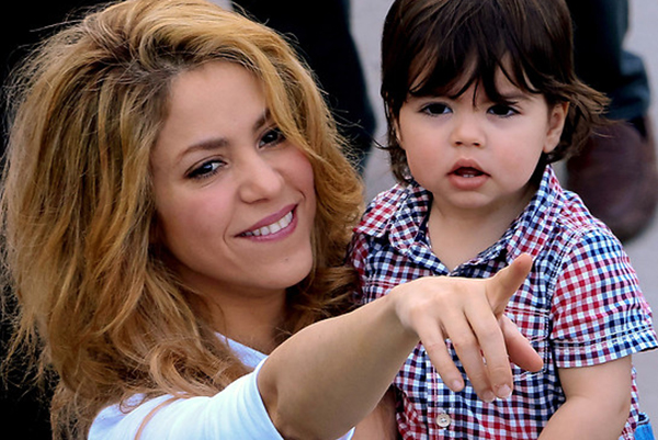 Shakira ensina o filho mais velho a ler em vídeo fofo que faz sucesso na internet; assista