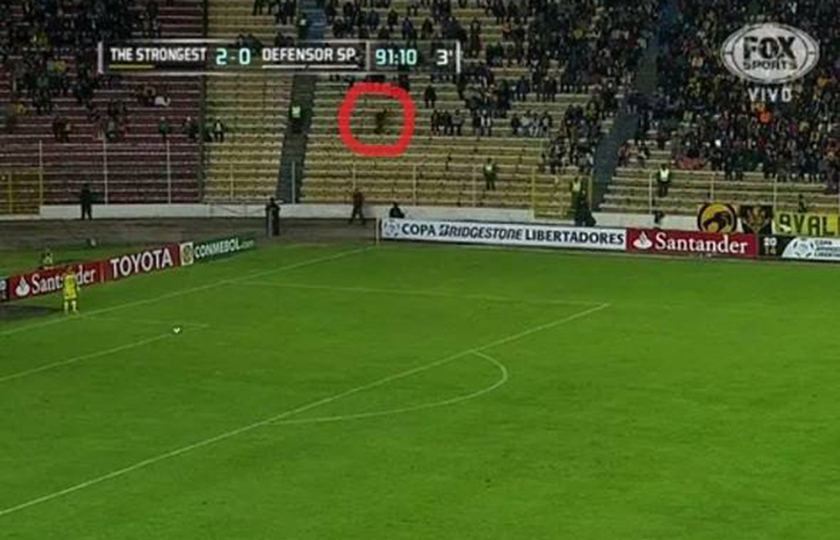 Um fantasma em uma partida de futebol? Não, não é bem esse o caso