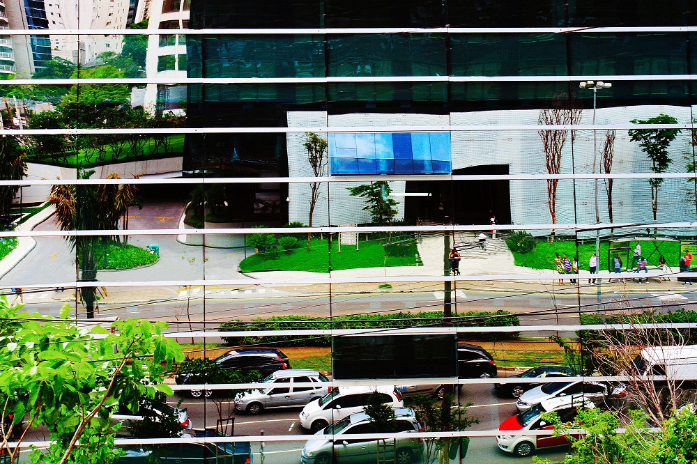 Moisaico urbano: a Avenida Faria Lima refletida na fachada espelhada de um edifício (Foto: IVAN DIAS)