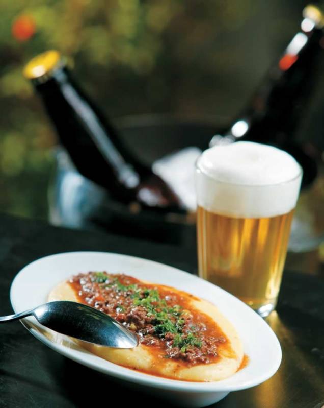 Pedida do Farofa Paulista, nos Jardins: polenta mole coberta de ragu de carne Pedida do Farofa Paulista, nos Jardins: polenta mole coberta de ragu de carne