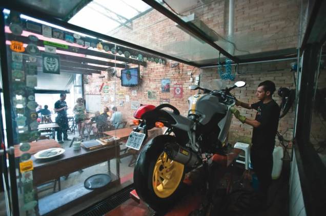 Bar do Santa: bar com serviço de lava-rápido para motos