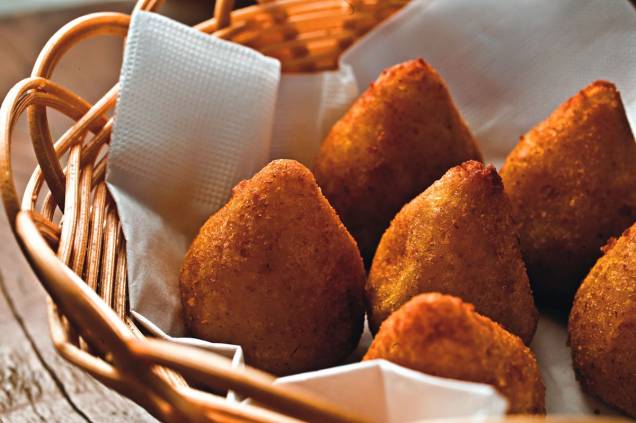 Cesta de coxinhas: massa de mandioquinha e recheio de queijo brie e mel Cesta de coxinhas: massa de mandioquinha e recheio de queijo brie e mel