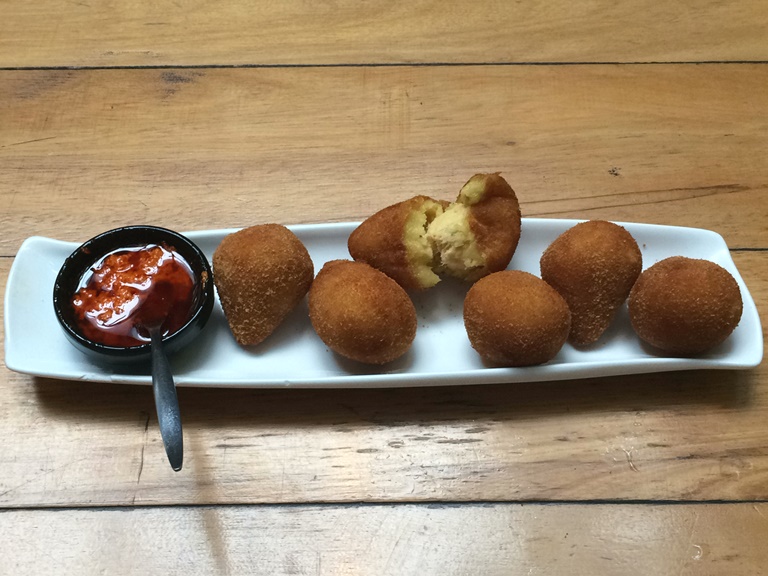 Coxinha com massa de mandioquinha: douradas e apetitosas (Foto: Arnaldo Lorençato)