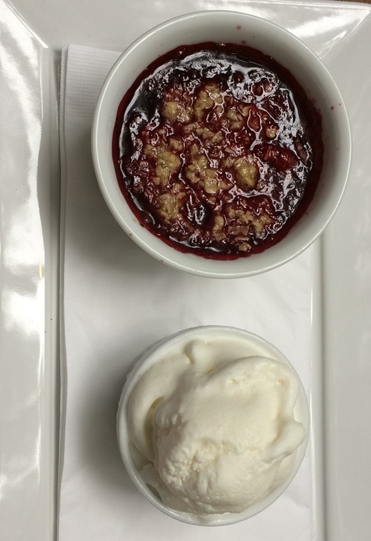 Crumble na calda de frutas vermelho com sorvete: sem graça (Foto: Arnaldo Lorençato)