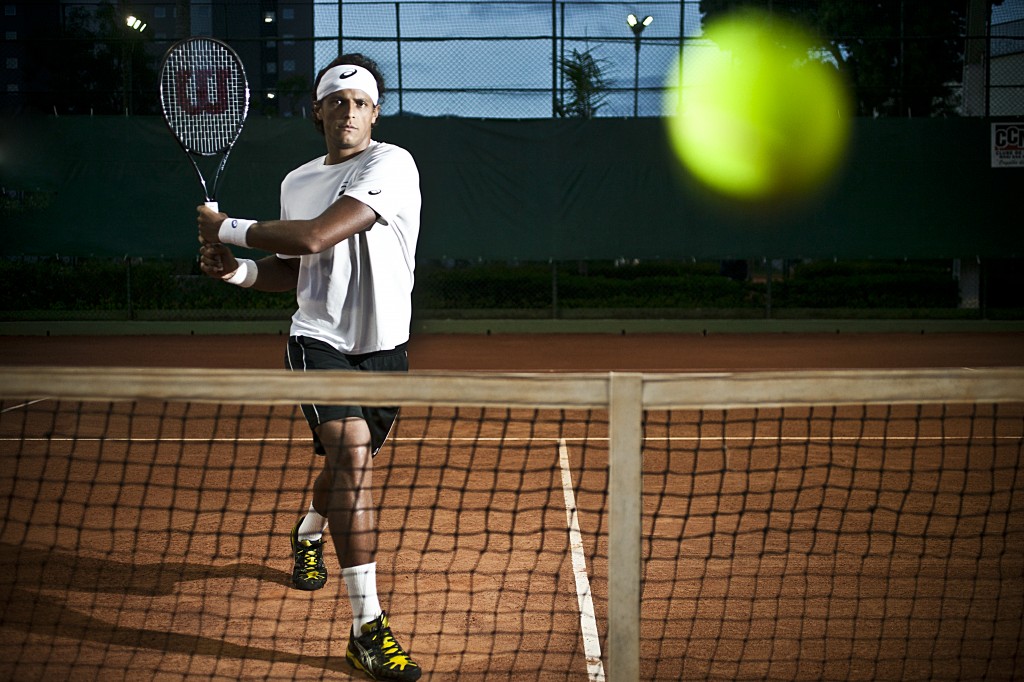 O tenista João Souza “Feijão” na quadra do Clube de Campo de Mogi das Cruzes (Foto: Lucas Lima)