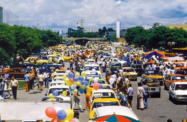 Feira de automóveis no estaciomento do Anhembi.