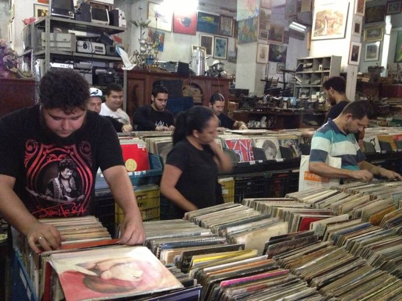 Feirão do vinil reúne cerca de 1 milhão de discos para venda na Mooca