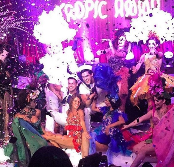 Ana Dello Russo em apresentação com bailarinas: plumas, paetês e muitas vendas (Foto: Reprodução/Instagram)