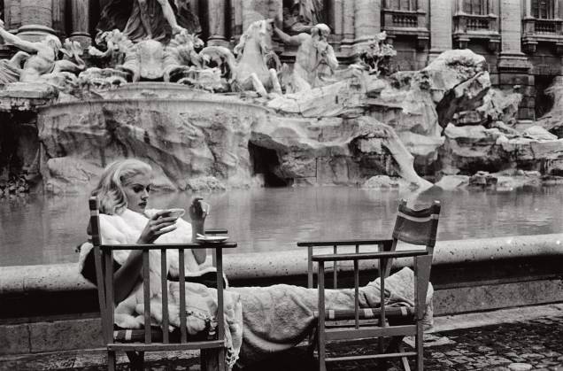 Anita Ekberg na exposição Tutto Fellini: a musa descansa durante a filmagem de A Doce Vida