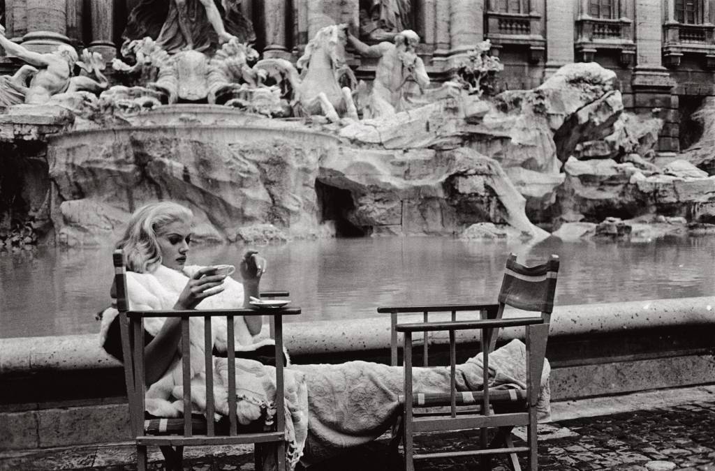 Anita Ekberg na exposição Tutto Fellini: a musa descansa durante a filmagem de A Doce Vida Anita Ekberg na exposição Tutto Fellini: a musa descansa durante a filmagem de A Doce Vida