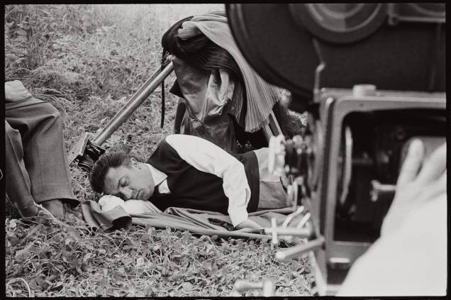 Federico Fellini durante a filmagem de A Doce Vida: imagem faz parte da exposição Tutto Fellini
