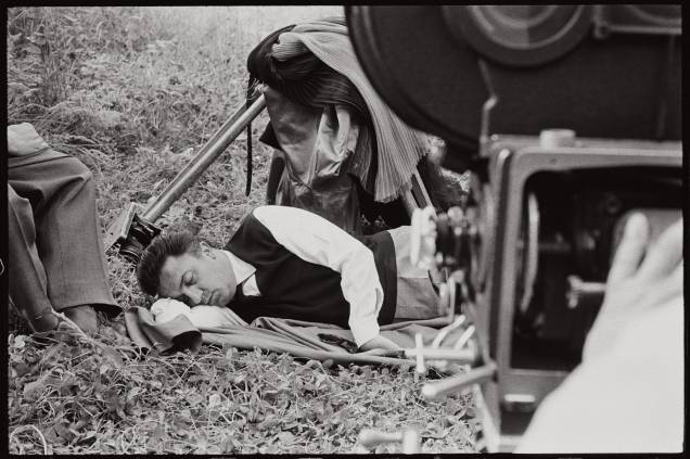 Federico Fellini durante a filmagem de A Doce Vida: imagem faz parte da exposição Tutto Fellini Federico Fellini durante a filmagem de A Doce Vida: imagem faz parte da exposição Tutto Fellini