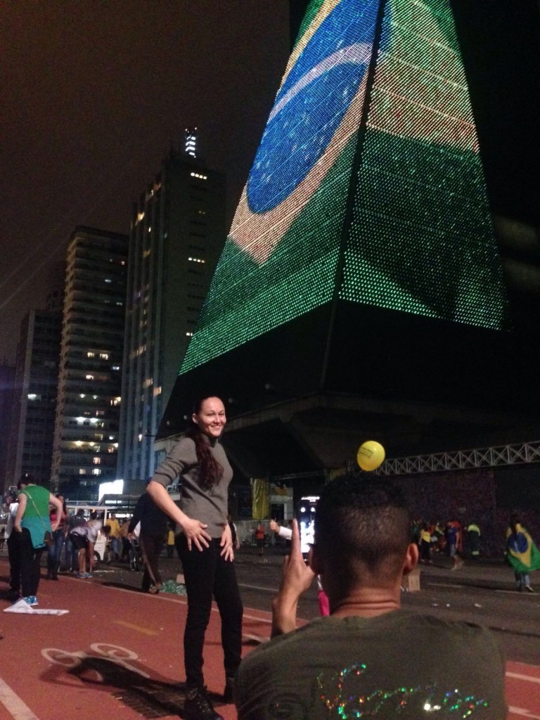 Prédio da Fiesp, entidade contrária à presidente Dilma Rousseff, ficou iluminado com a bandeira do Brasil (Foto: Veja São Paulo)
