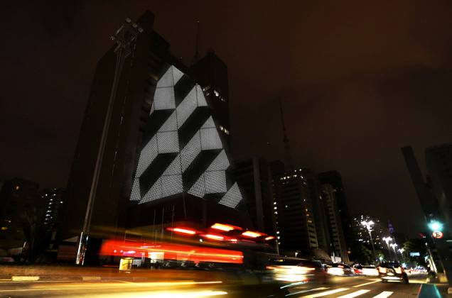 Fachada iluminada da Fiesp, na Avenida Paulista