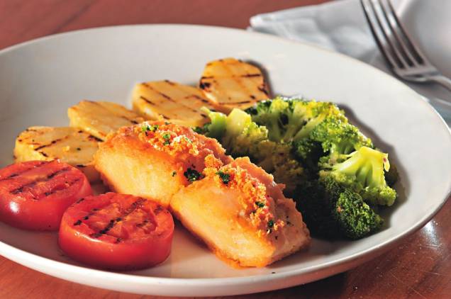 Cardápio especial do contemporâneo Fillipa, com bacalhau guarnecido de tomate, batata e brócolis grelhados mais arroz