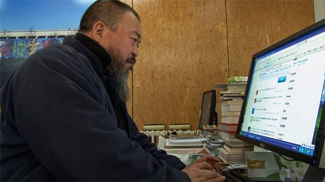 Ai Weiwei — Sem Perdão: Ai Weiwei ficou famoso mundialmente por combater a censura por meio de um blog e do Twitter