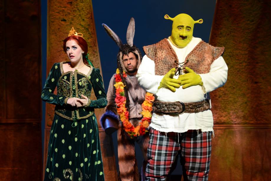 	Giulia Nadruz, Rodrigo Santana e Diego Luri em cena de Shrek, o Musical