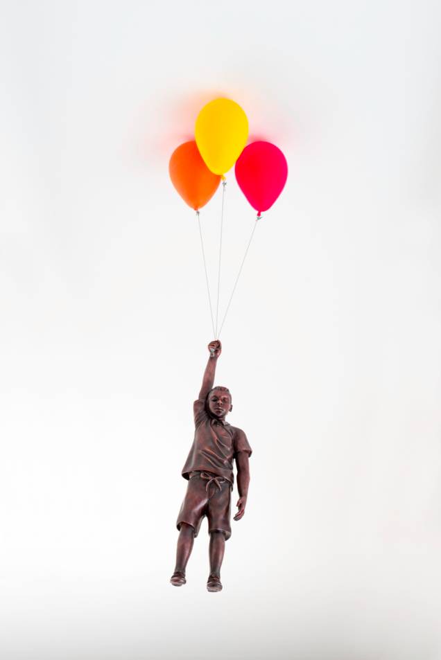 Escultura suspensa de Flávio Cerqueira: mostra traz trabalhos de gente jovem e consagrada Escultura suspensa de Flávio Cerqueira: mostra traz trabalhos de gente jovem e consagrada
