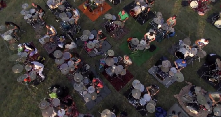 1000 músicos executam faixa do Foo Fighters para um show da banda na Itália; assista