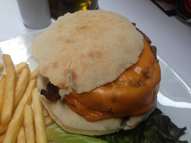 A Forneria San Paolo serve o napoli cheeseburger durante a SP Burger Fest 2014