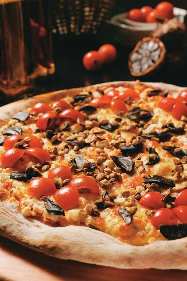 Pizza de mussarela coberta por finas fatias de linguiça de cordeiro Pizza de mussarela coberta por finas fatias de linguiça de cordeiro